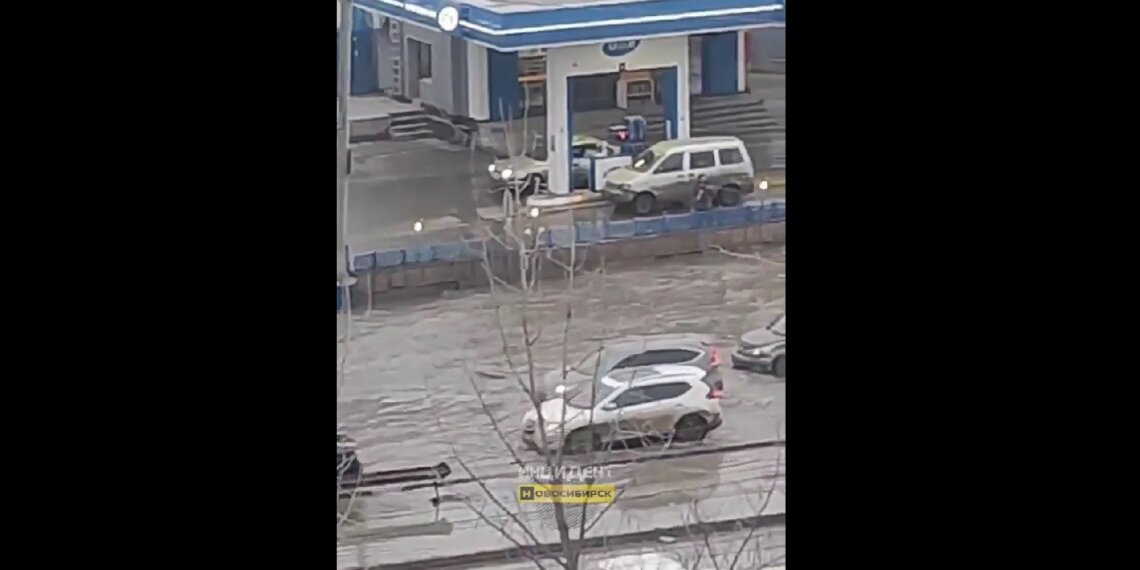 Талые воды затопили Ипподромскую в Новосибирске — видео