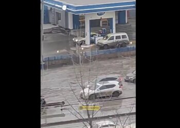 Талые воды затопили Ипподромскую в Новосибирске — видео