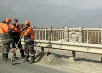 «Люди стоят, машины стоят»: уборка на Октябрьском мосту парализовала движение в Новосибирске