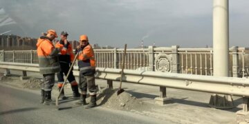 «Люди стоят, машины стоят»: уборка на Октябрьском мосту парализовала движение в Новосибирске