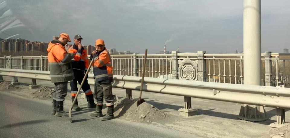 «Люди стоят, машины стоят»: уборка на Октябрьском мосту парализовала движение в Новосибирске