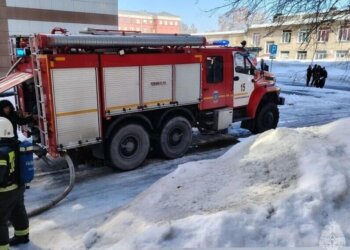 В Бердске спасатели вынесли мужчину из горящей квартиры
