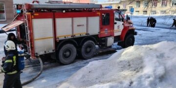 В Бердске спасатели вынесли мужчину из горящей квартиры