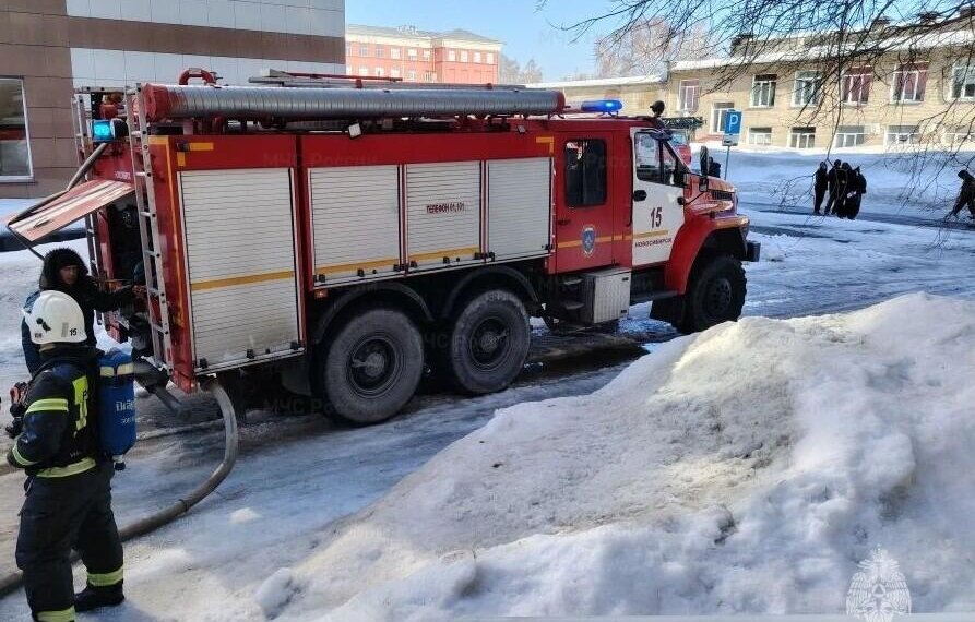 В Бердске спасатели вынесли мужчину из горящей квартиры