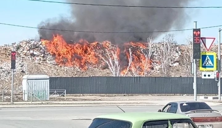Мусорный полигон на Гусинобродском шоссе вспыхнул в Новосибирске