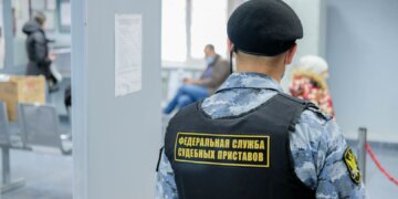 Жительницу Новосибирской области сняли с поезда на границе с Казахстаном из-за долга в 114 тысяч