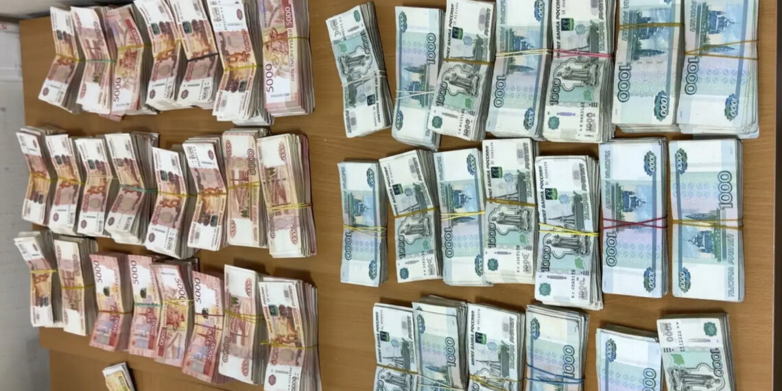 В Новосибирске пассажир пытался вывезти 25 млн. рублей в Таджикистан