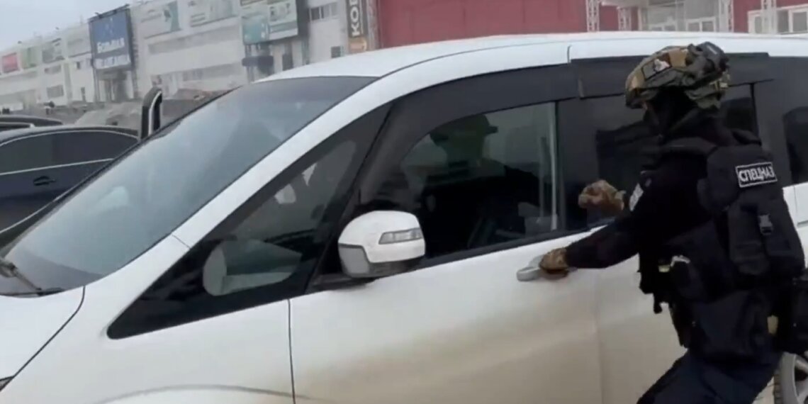 В Новосибирске трое мужчин полгода крали деньги через старые сим-карты