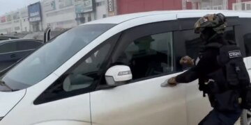 В Новосибирске трое мужчин полгода крали деньги через старые сим-карты