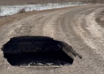 Снова провал: паводок размыл ещё одну дорогу в НСО