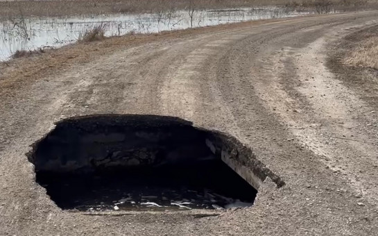 Снова провал: паводок размыл ещё одну дорогу в НСО
