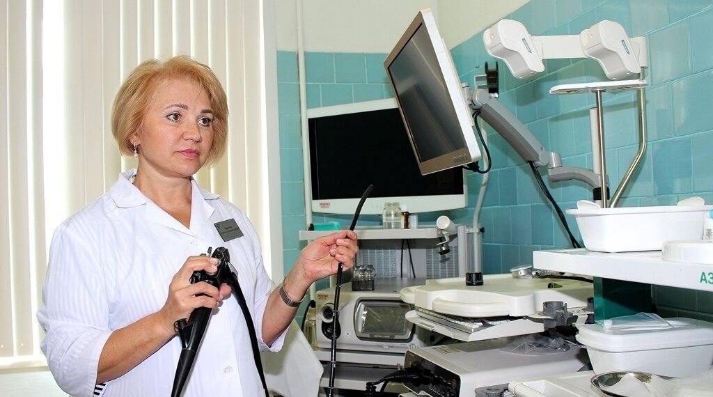 Новосибирские врачи извлекли иглу из желудка школьницы, которая смеялась во время работы над стенгазетой