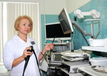 Новосибирские врачи извлекли иглу из желудка школьницы, которая смеялась во время работы над стенгазетой