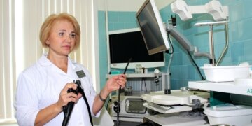 Новосибирские врачи извлекли иглу из желудка школьницы, которая смеялась во время работы над стенгазетой