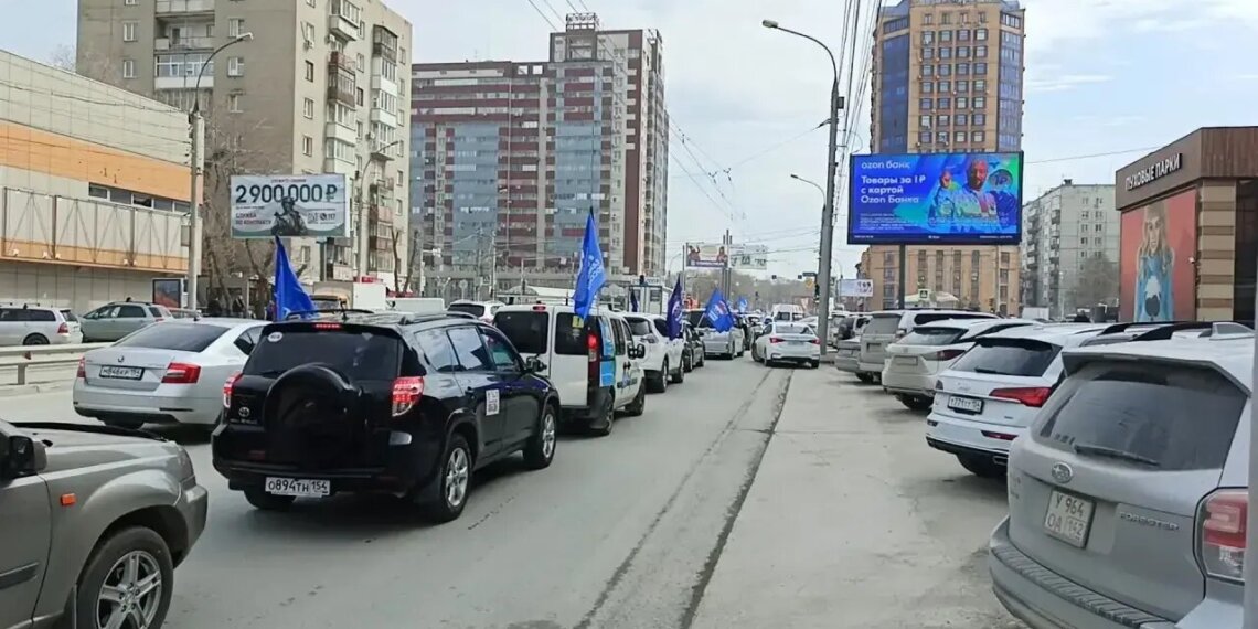 «Каждый флаг на автомобиле — знак гордости за наш великий подвиг»: в Новосибирске прошёл автопробег в поддержку «Диктанта Победы»