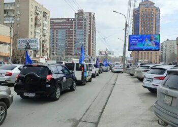 «Каждый флаг на автомобиле — знак гордости за наш великий подвиг»: в Новосибирске прошёл автопробег в поддержку «Диктанта Победы»