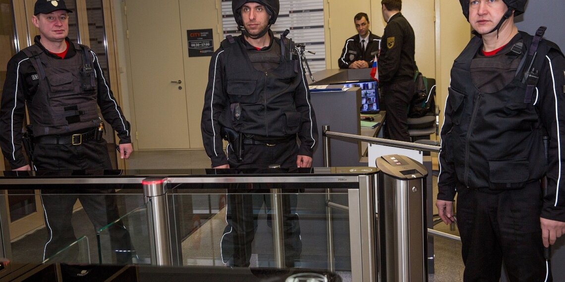 Неприятное расставание: самый крупный бар Новосибирска выезжает со скандалом