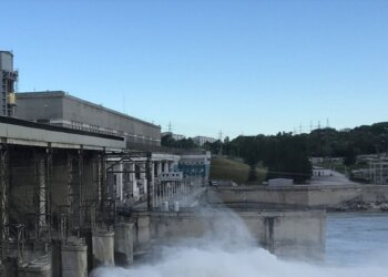 Новосибирская ГЭС нарастила сброс воды из-за паводка