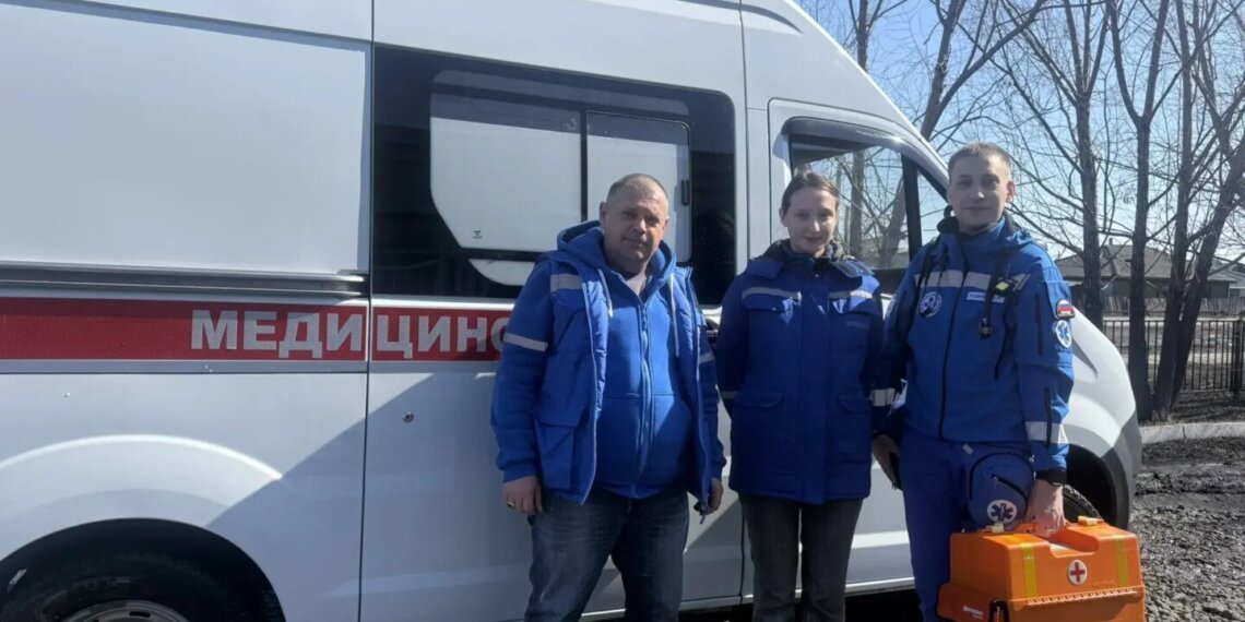 Фельдшеры из Карасука полкилометра несли оборудование по ледяной воде, чтобы спасти пациентку