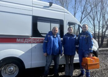 Фельдшеры из Карасука полкилометра несли оборудование по ледяной воде, чтобы спасти пациентку