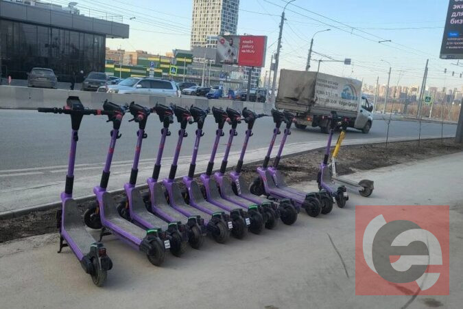 «Пройти негде»: новосибирцы возмущены нагромождением самокатов на проспекте Маркса