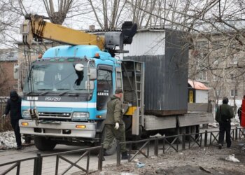 На улице Трикотажной в Дзержинском районе Новосибирска демонтировали незаконный киоск