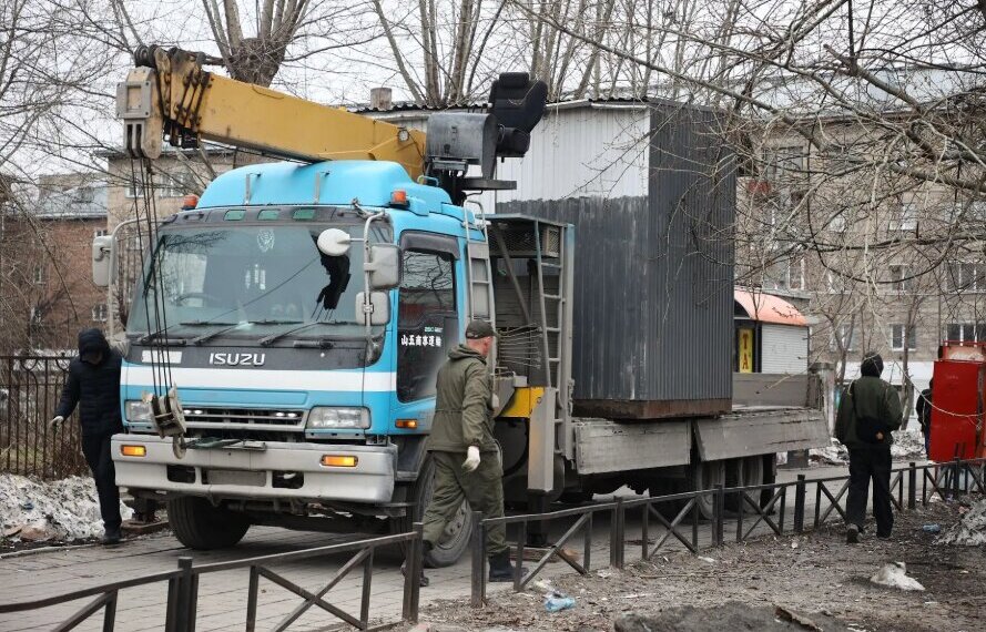 На улице Трикотажной в Дзержинском районе Новосибирска демонтировали незаконный киоск