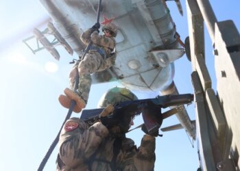 Курсанты НВИ отработали десантирование в Новосибирске