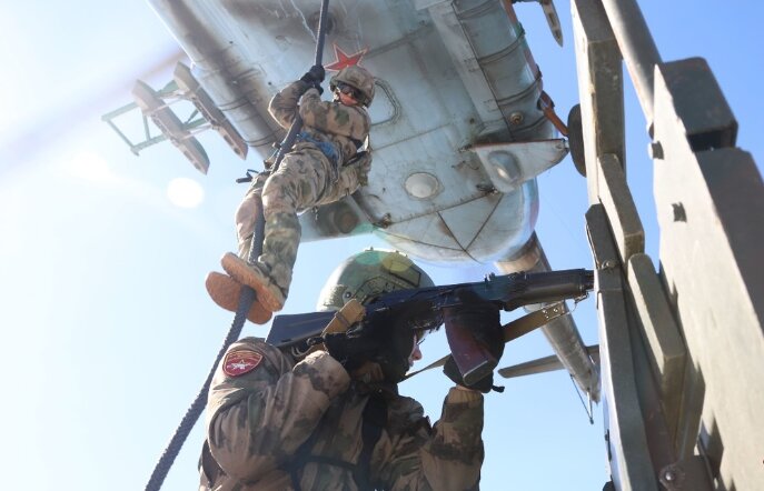 Курсанты НВИ отработали десантирование в Новосибирске