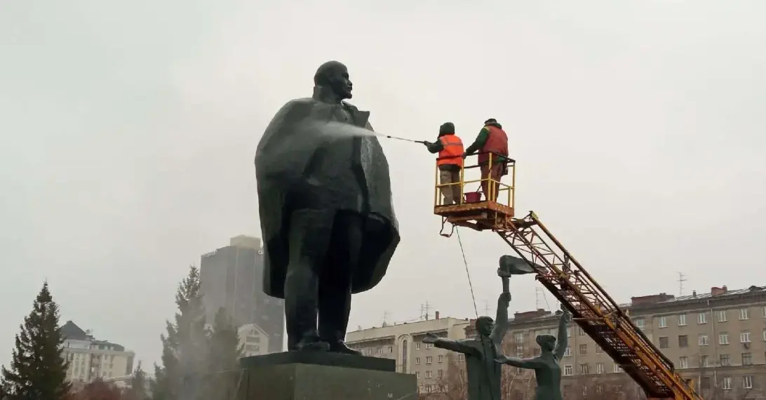 ДЭУ Новосибирска приступили к влажной уборке города