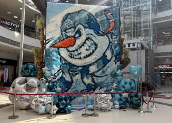 В Новосибирске открыли двухстороннюю инсталляцию из 20 тысяч шаров