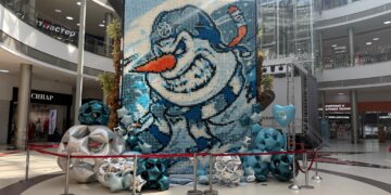 В Новосибирске открыли двухстороннюю инсталляцию из 20 тысяч шаров