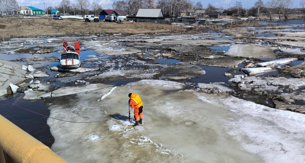Аэромобильная группировка МЧС помогает населению и властям в двух районах НСО