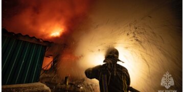Трагедия в Мошковском районе: при пожаре в частном доме погибли женщина и 11-летняя девочка