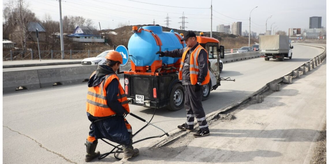 В Калининском районе домывают остановки и готовятся к общегородскому субботнику