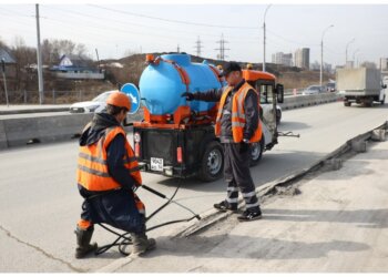 В Калининском районе домывают остановки и готовятся к общегородскому субботнику