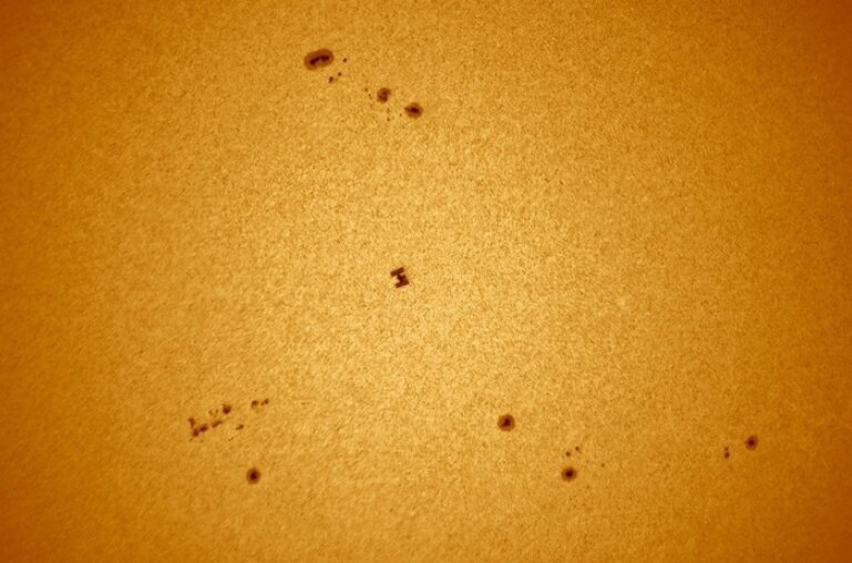 Новосибирский астрофотограф снял МКС на фоне Солнца