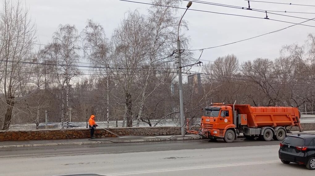 Генеральная уборка: в Новосибирске за сутки помыли почти 1,5 тысячи километров дорог и тротуаров
