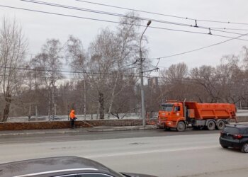 Генеральная уборка: в Новосибирске за сутки помыли почти 1,5 тысячи километров дорог и тротуаров