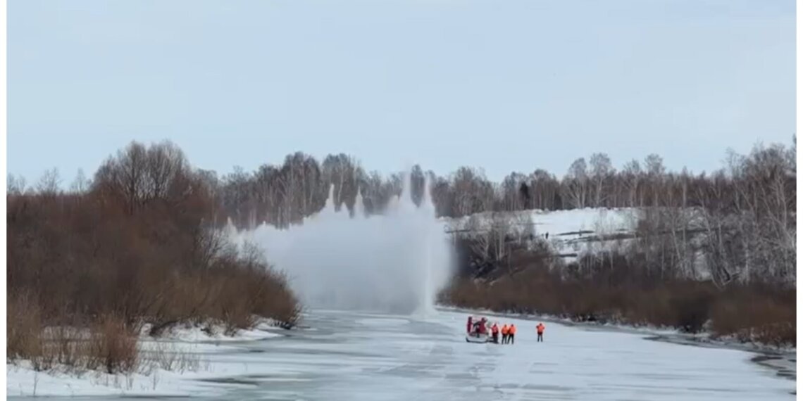 Лёд взрывают, вода поднимается: что происходит с паводком под Новосибирском