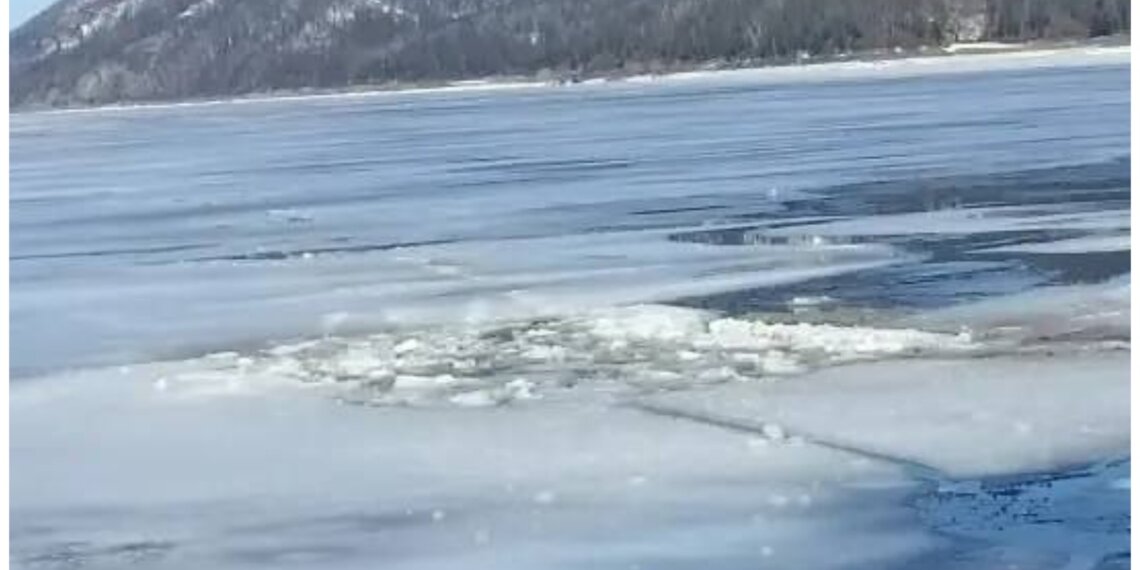 Машина провалилась под лёд на водохранилище под Красноярском