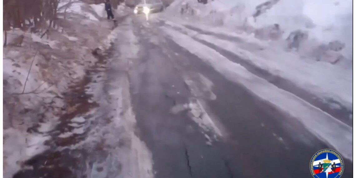 Талые воды пошли в дома. Спасатели уже спасают погреба