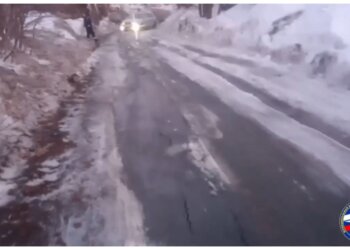 Талые воды пошли в дома. Спасатели уже спасают погреба