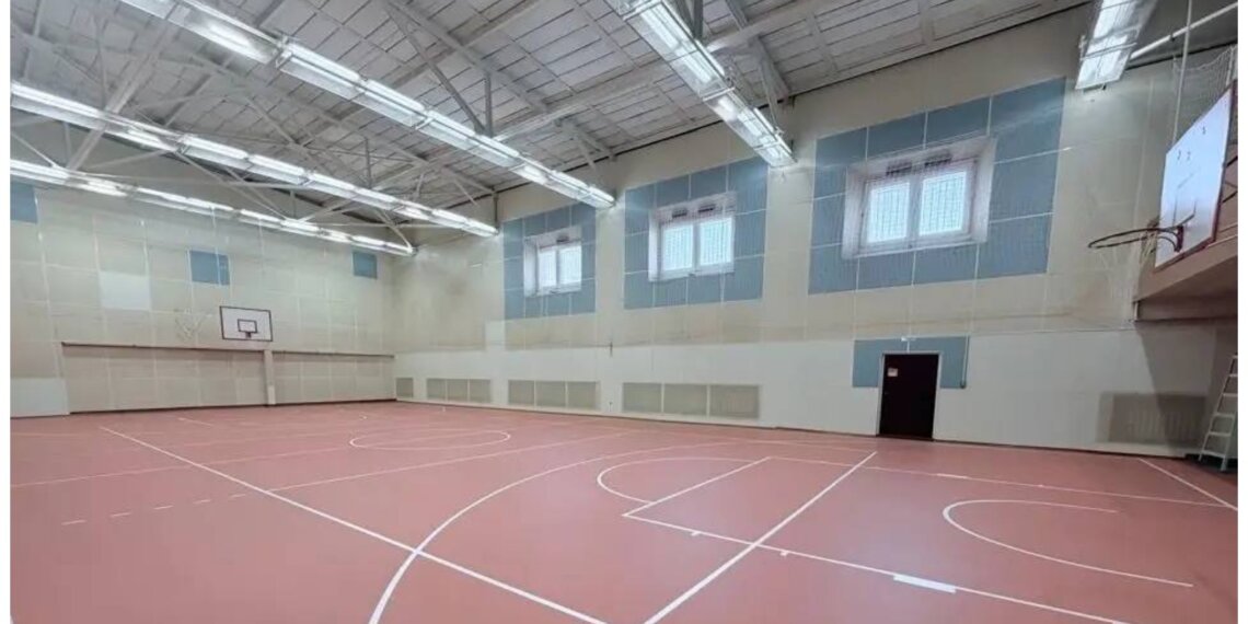 В Ленинском районе открывают обновлённый спортзал: окрытие и свет полностью заменили