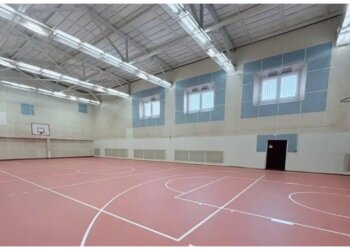 В Ленинском районе открывают обновлённый спортзал: окрытие и свет полностью заменили