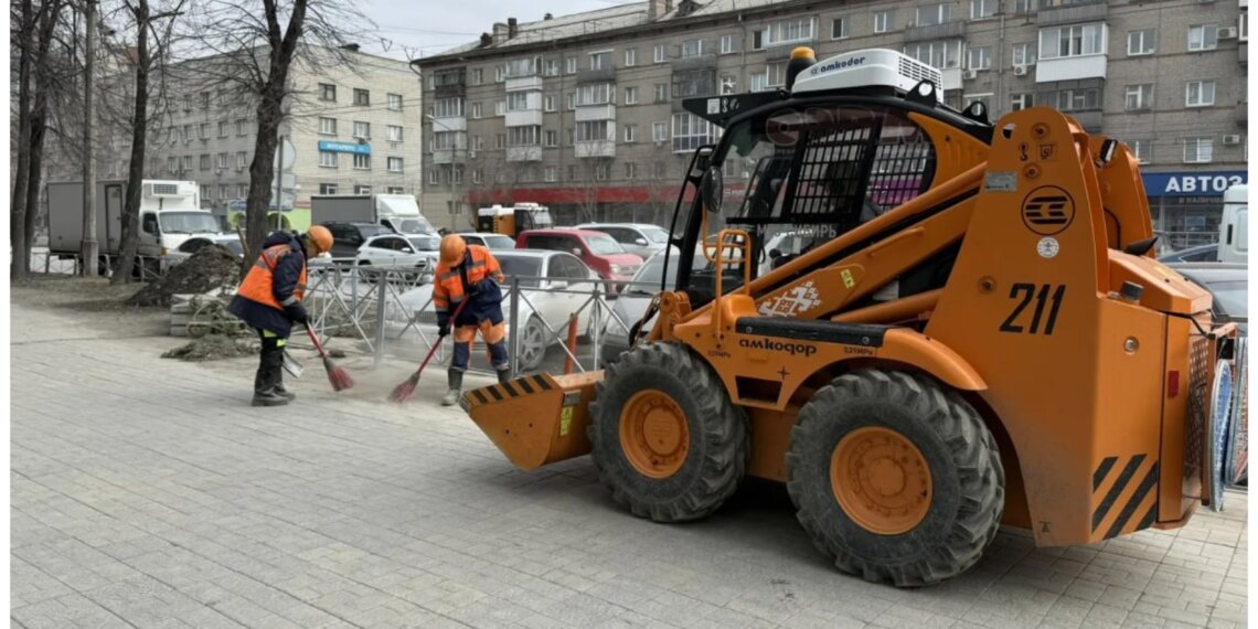 Душ для асфальта: Новосибирск начали отмывать после зимы