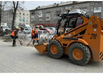 Душ для асфальта: Новосибирск начали отмывать после зимы