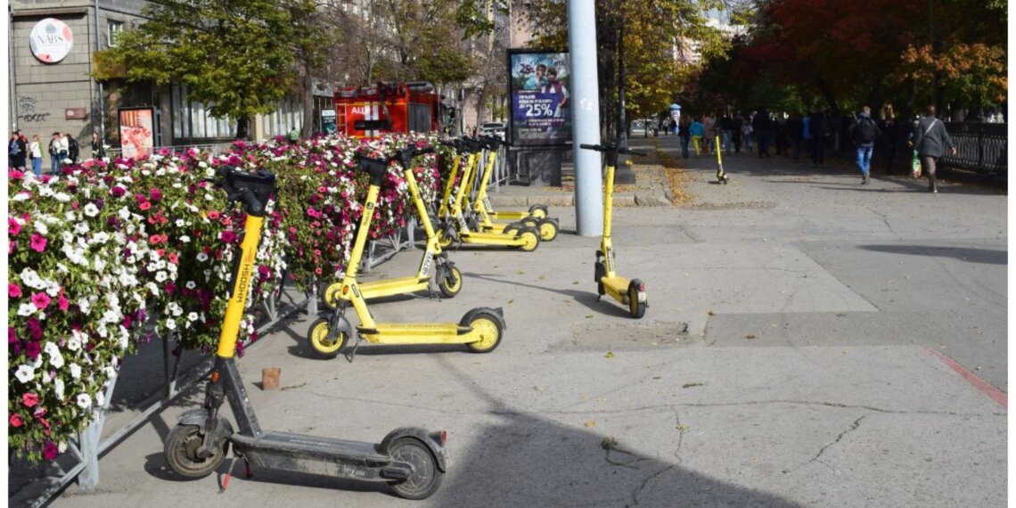 Две школьницы на самокате влетели в коляску с младенцем в Новосибирске