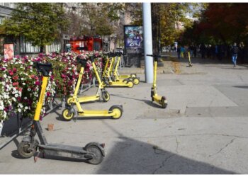 Две школьницы на самокате влетели в коляску с младенцем в Новосибирске