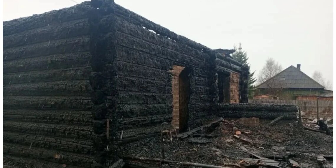 Два человека погибли при пожаре в доме в Красноярском крае